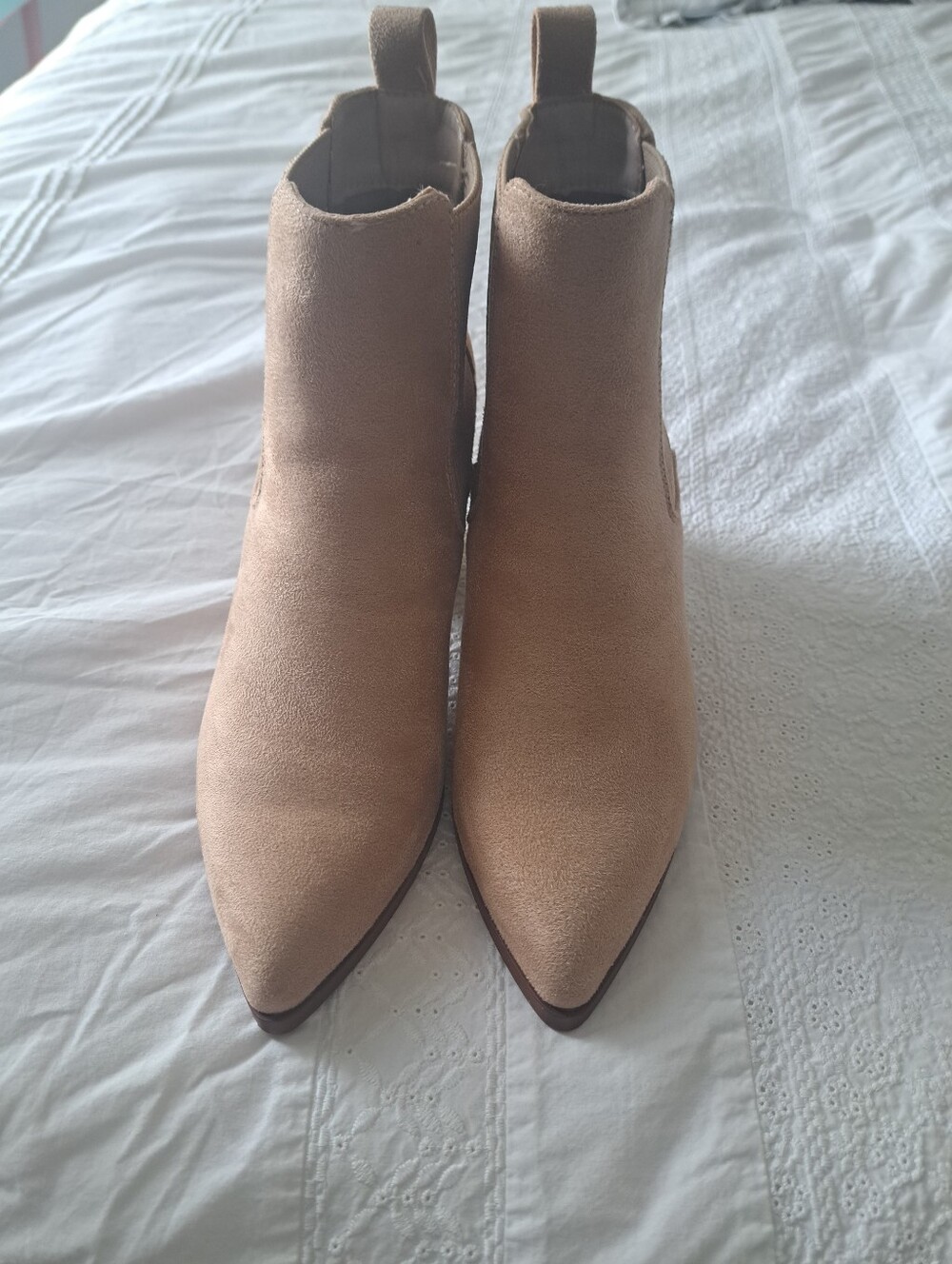 DREAM PAIRS beige Suede Chelsea ankle boot slip on pointed toe block heel  Sz 7